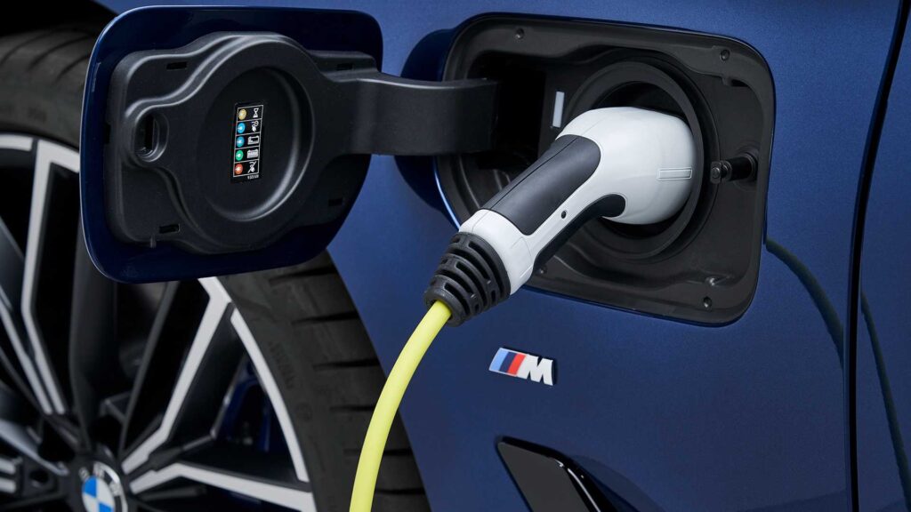 Presa di ricarica della BMW 530ePH: motor1.com