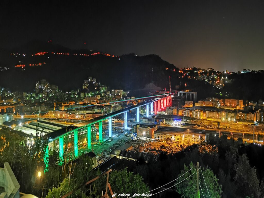 Il nuovo ponte di Genova illuminato con il tricolore dopo la posa dell'ultima campata. Ph: farodiroma.it