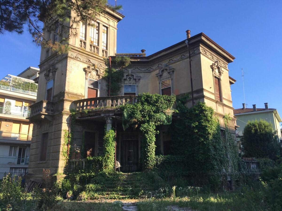 Ridurre i consumi energetici negli edifici storici - Villa abbandonata sita a Modena. Ph: Lorenzo Iaconinoto