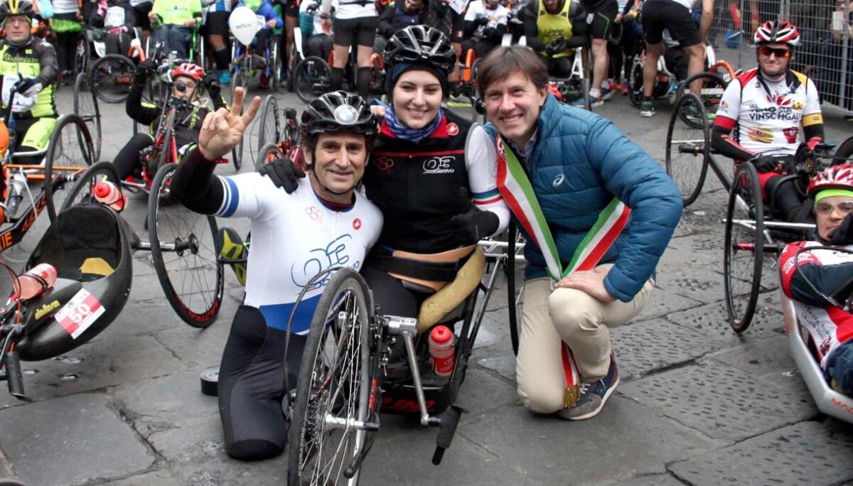 Alex Zanardi stava filmando con il telefonino prima dell'incidente? Ci sono versioni contrastanti - Alex Zanardi riprende con telefonino