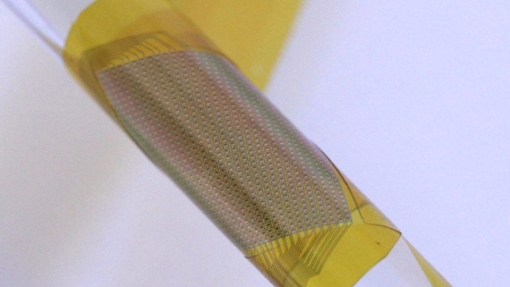 Per dimostrare l'estrema flessibilità della loro interfaccia neurale, i ricercatori l'hanno avvolta attorno a un tubo da 2,5 mm. Nonostante sia flessibile, l'interfaccia neurale può resistere al duro ambiente di un cervello per più di sei anni. Credits: D