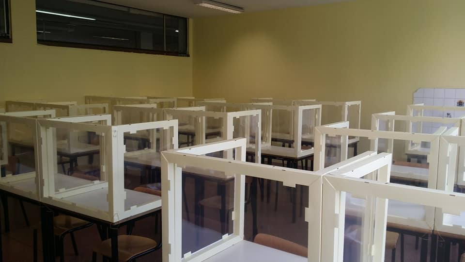 I divisori in plexiglas già installati, da Corrieredellasera.it