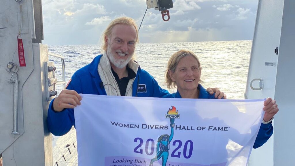 Kathy Sullivan insieme a Victor Vescovo, suo compagno di spedizione. Credits: Caladan Oceanic, Twitter.