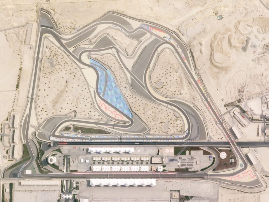 Vista dall'alto del Bahrain International CircuitDi Planet Labs, Inc. - https://medium.com/planet-stories/a-grand-prix-world-tour-86b08d45ae46, CC BY-SA 4.0, https://commons.wikimedia.org/w/index.php?curid=76970342