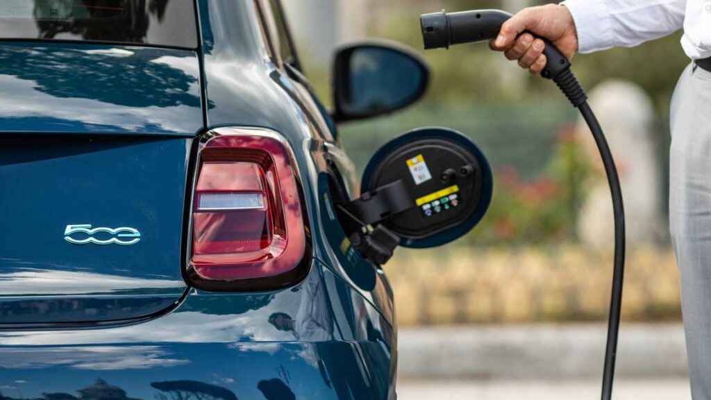 Nuova Fiat 500 elettrica: dopo la cabrio arriva anche la berlina