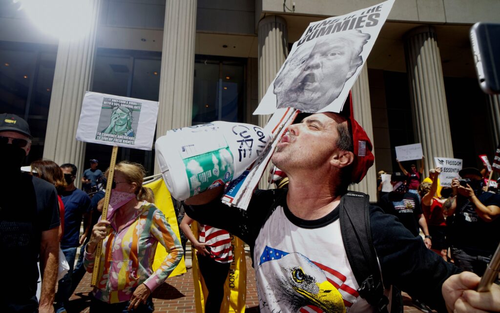 Coronavirus, un manifestante anti-Trump finge di bere candeggina, crediti: arstechnica.net
