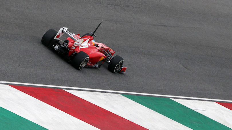 Fernando Alonso sul rettilineo principale del circuito del Mugello