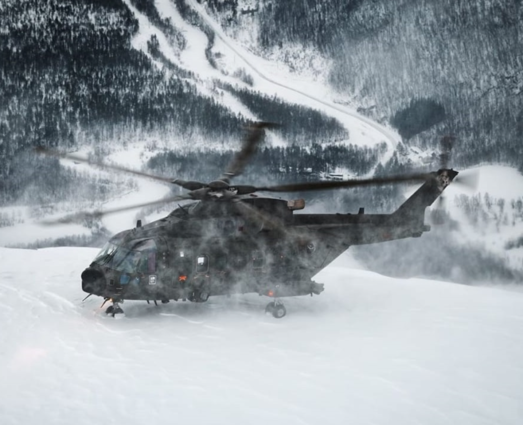 Pinnacle landing AW101 Merlin Mk3A in Norvegia. Source: www.lloydh.co.uk