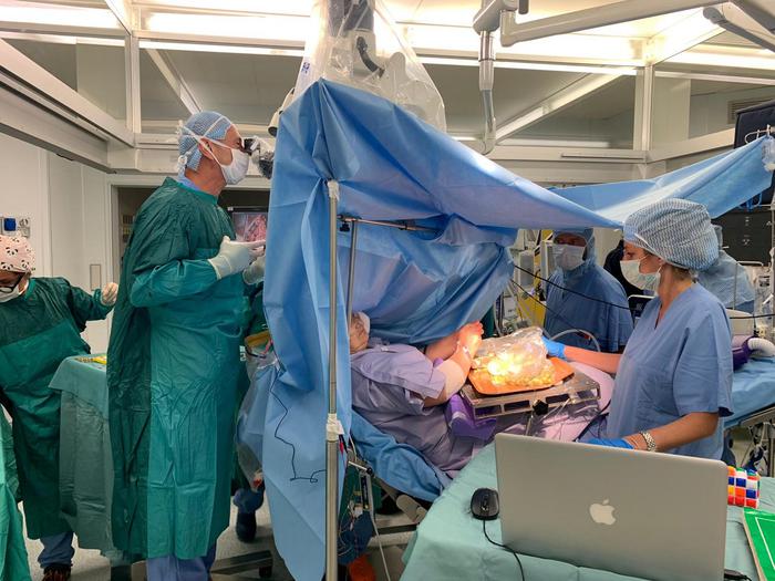 Intervento al cervello sulla donna sveglia mentre prepara le olive all'Ascolana agli Ospedali Riuniti di Ancona. Credits: ANSA