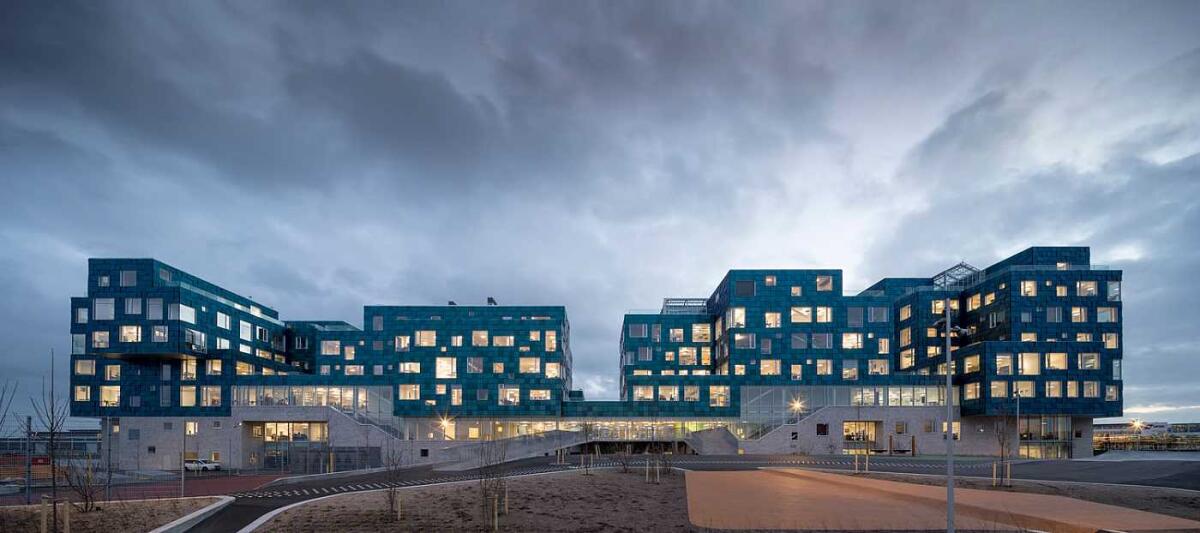 Scuola Internazionale di Copenhagen: la facciata è completamente rivestita di pannelli fotovoltaici - https://schulzitalia.com/architettura/la-danimarca-ospita-la-scuola-con-la-facciata-solare-piu-grande-del-mondo/