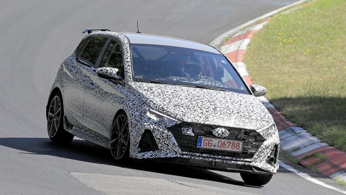 Hyundai i20 N, le foto spia del prototipo in azione al Nurburgring - 