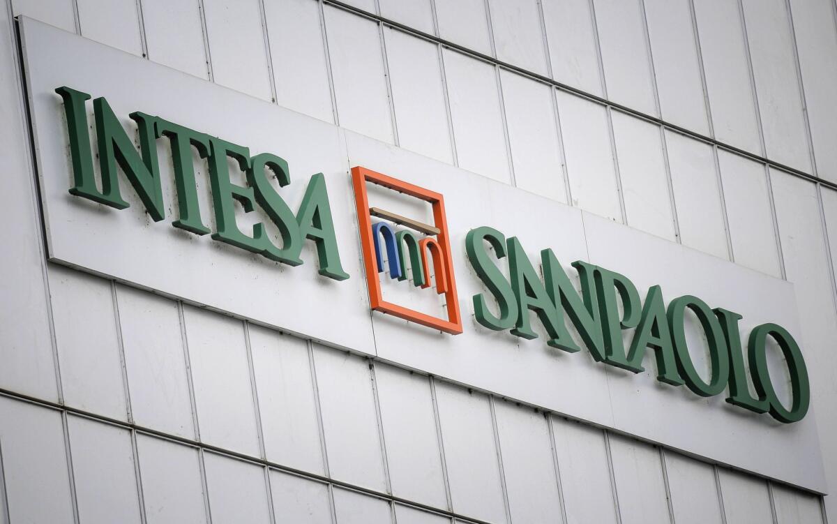 Una grande operazione finanziaria: l'OPA di Intesa su Ubi - A picture taken on January 26, 2014 shows the Intesa Sanpaolo trademark on the facade of the headquarter of Intesa SanPaolo building in Turin.  / AFP / Marco BERTORELLO        (Photo credit should read MARCO BERTORELLO/AFP via Getty Images)
