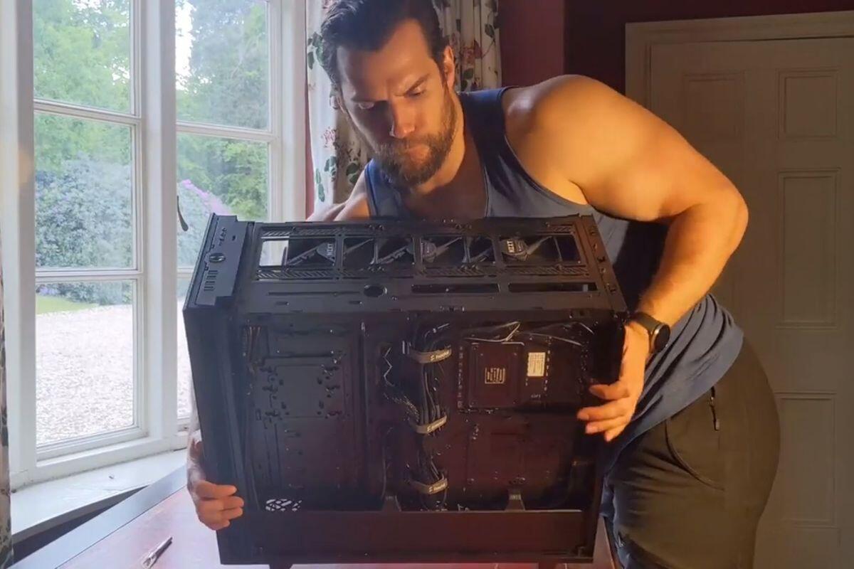 Henry Cavill: Master Race secondo Superman, mentre assembla il suo nuovo PC gaming - 