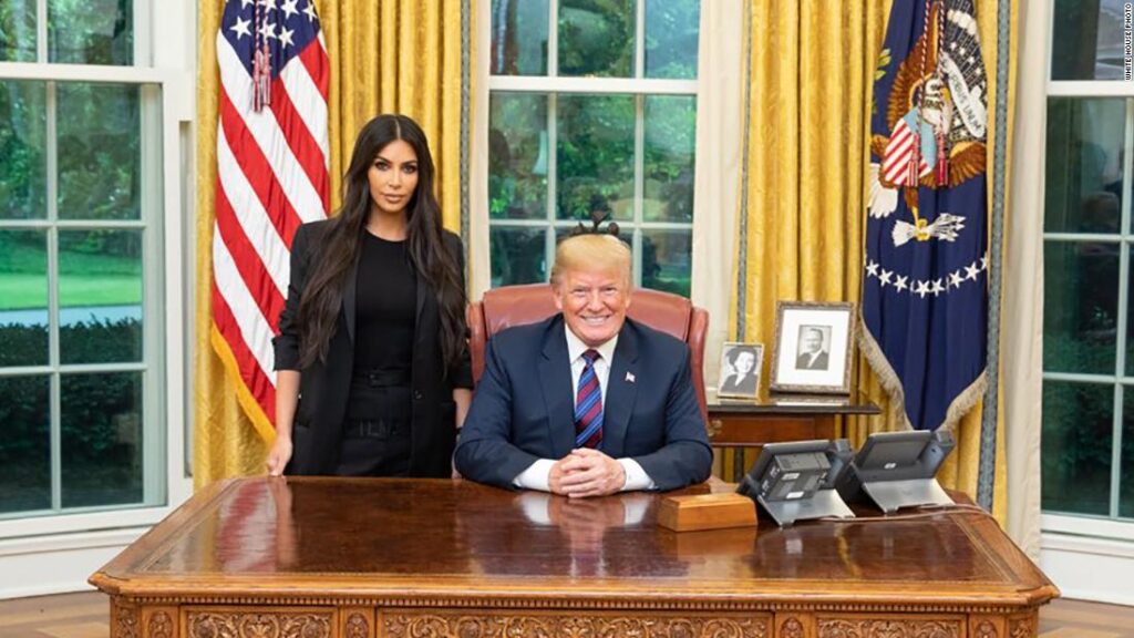 Nella foto: Kim Kardashian e il Presidente Donald Trump nel meeting sulle riforme delle prigioni.