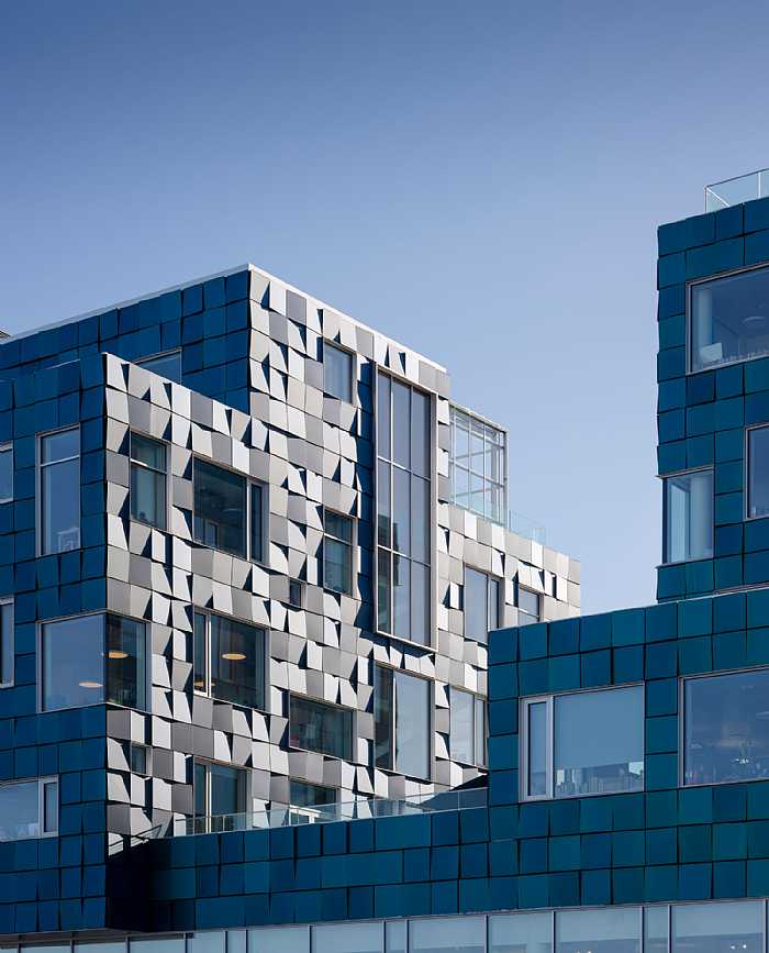 Un esterno della scuola, da infobuildingnegneria.it