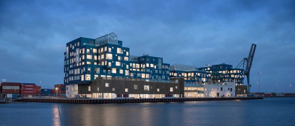 Scuola Internazionale di Copenhagen: la facciata è completamente rivestita di pannelli fotovoltaici