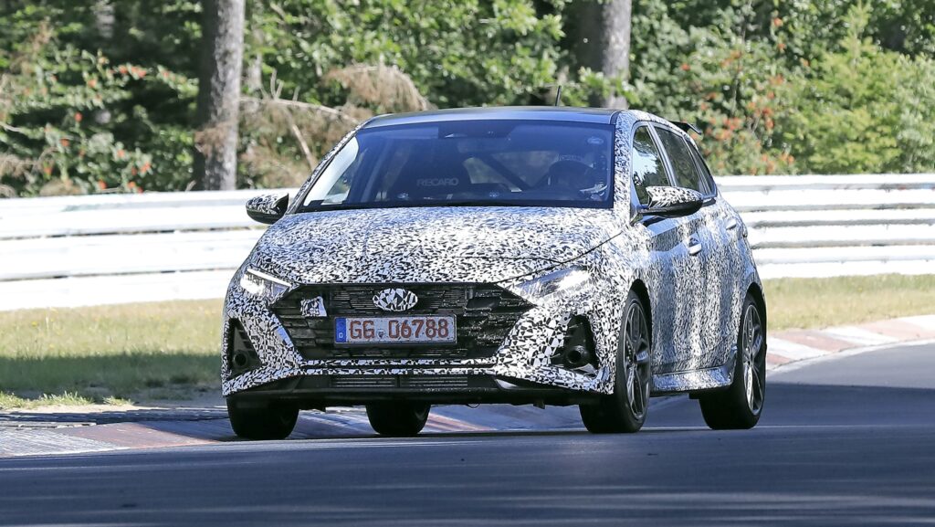 Hyundai i20 N, le foto spia del prototipo in azione al Nurburgring