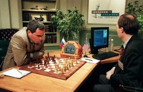 Garry Kasparov viene battuto a scacchi dalle mosse di Deep Blue di IBM (https://www.zeusnews.it/n.php?c=17497)