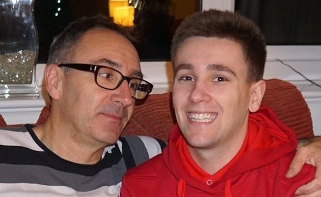 Louis O'Neill con il padre. Il ragazzo è morto per trombosi per aver passato ore davanti ai videogiochi durante il lockdown. Credits: Huffington Post