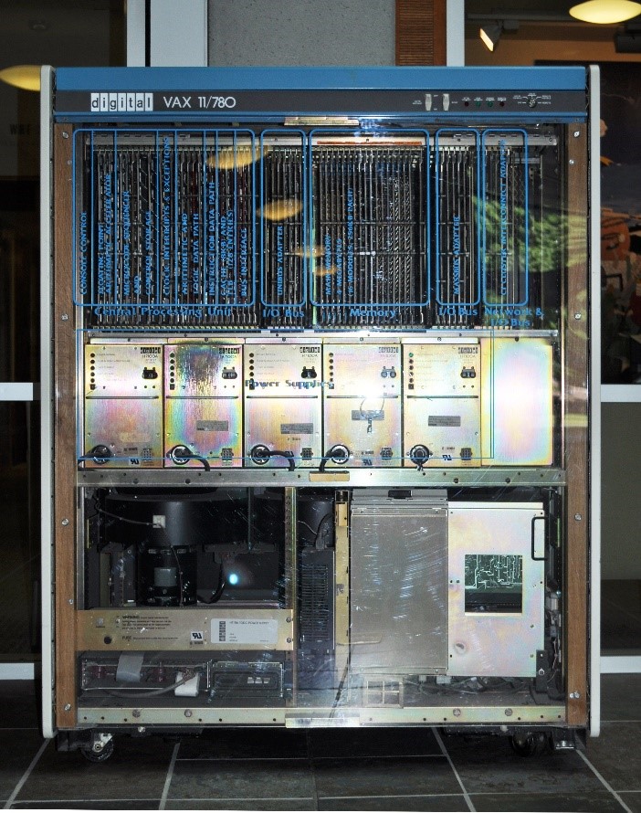 I computer VAX della Digital Equipment Corporation (https://en.wikipedia.org/wiki/History_of_computer_clusters#/media/File:SPEC-1_VAX_05.jpg)