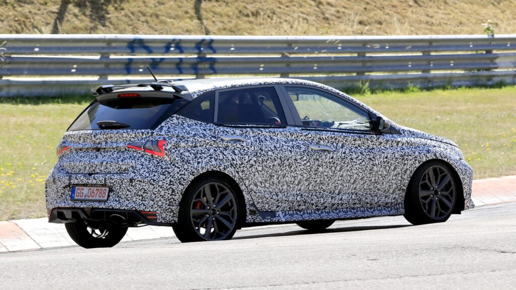 Hyundai i20 N, le foto spia del prototipo in azione al Nurburgring