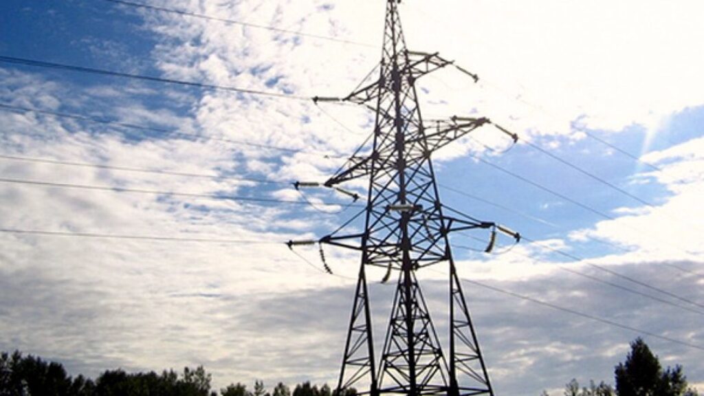 Un classico esempio di elettrodotto e linea elettrica di trasmissione