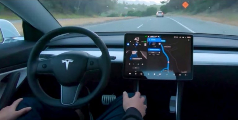 La guida autonoma di Tesla (https://www.money.it/Tesla-e-pronta-la-guida-completamente-autonoma-video)