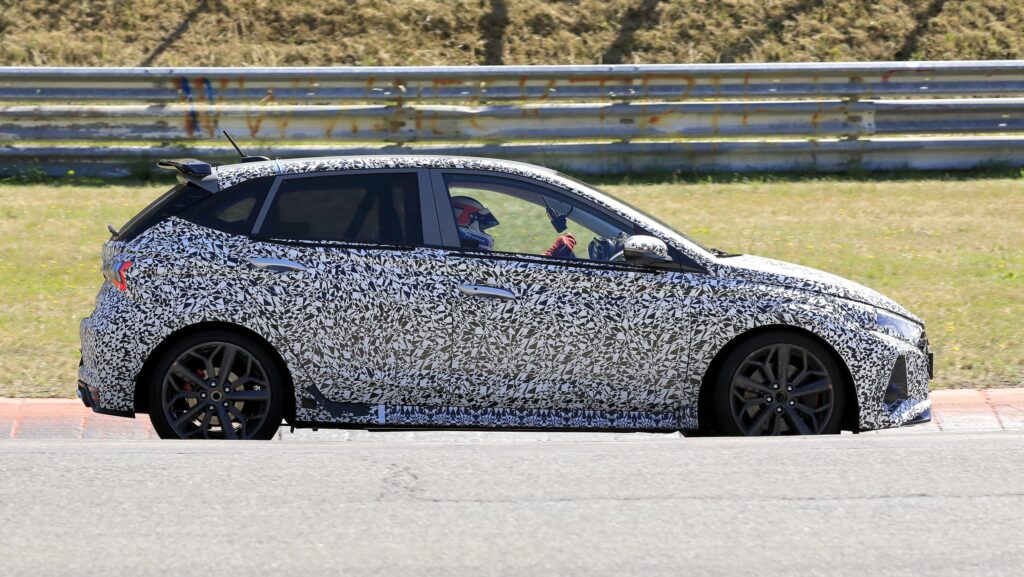 Hyundai i20 N, le foto spia del prototipo in azione al Nurburgring
