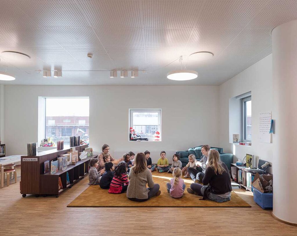 Scuola Internazionale di Copenhagen: la facciata è completamente rivestita di pannelli fotovoltaici