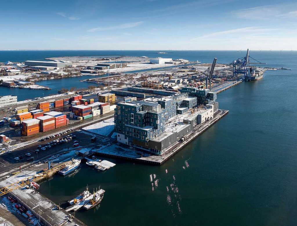 Scuola Internazionale di Copenhagen: la facciata è completamente rivestita di pannelli fotovoltaici