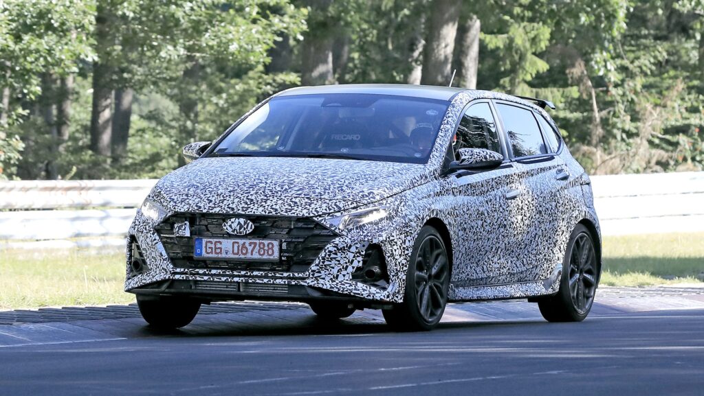 Hyundai i20 N, le foto spia del prototipo in azione al Nurburgring