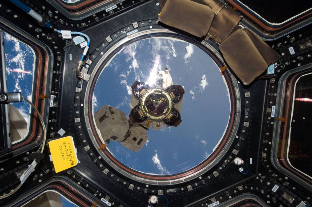 Il braccio robotico Canadarm 2 visto dalla cupolaCredits: NASA