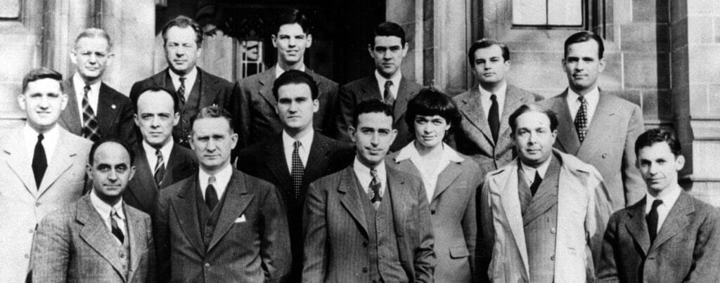 Enrico Fermi e gli altri scienziati del progetto Manhattan. Feynman è il primo da destra, in basso. Credits: Digital Photo Archive, Department of Energy, courtesy AIP Emilio Segre Visual Archives Credit: U.S. Department of Energy, Historian's Office. L'im