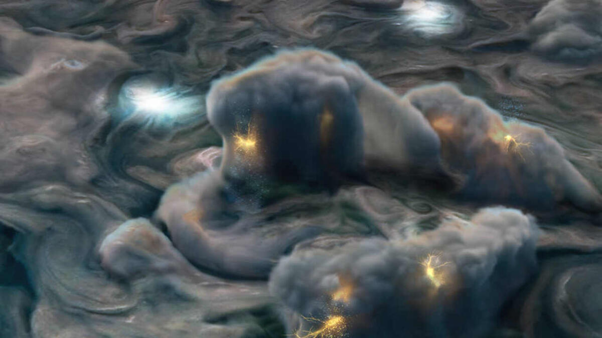 Scoperta l'origine dei fulmini superficiali che si abbattono su Giove - 