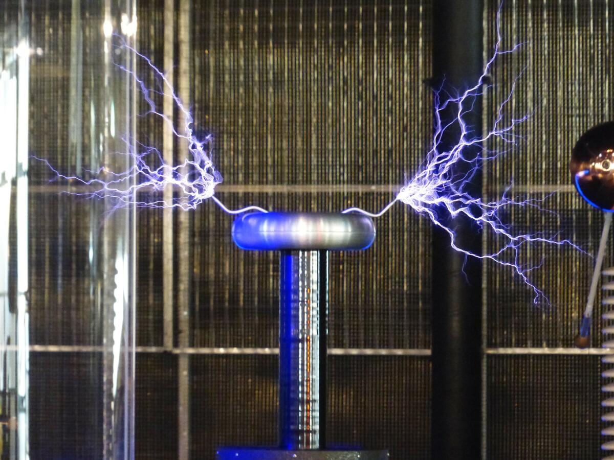 Suonare una bobina Tesla? Si può fare! - pixabay.com