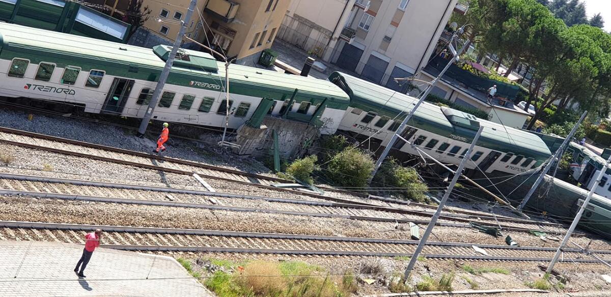 Treno deragliato a Carnate sulla linea Milano-Lecco, pochi i feriti - 