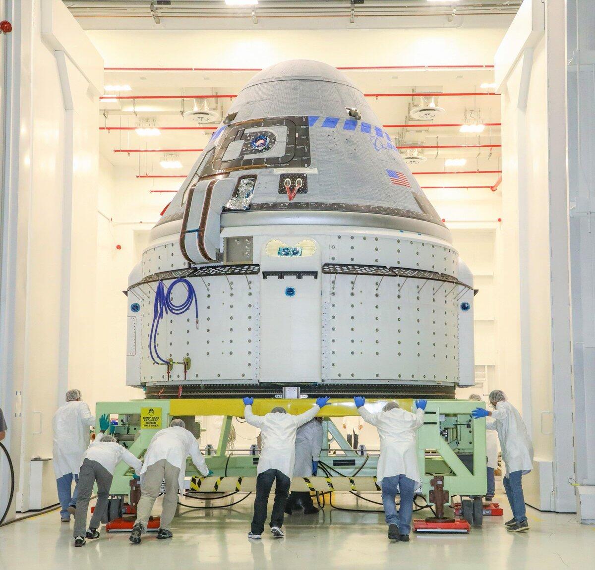 Starliner di Boeing sempre più vicina al lancio con equipaggio - The CST-100 Starliner spacecraft to be flown on Boeing’s Orbital Flight Test (OFT) is viewed Nov. 2, 2019, while undergoing launch preparations inside the Commercial Crew and Cargo Processing Facility at Kennedy Space Center in Florida. During the OF