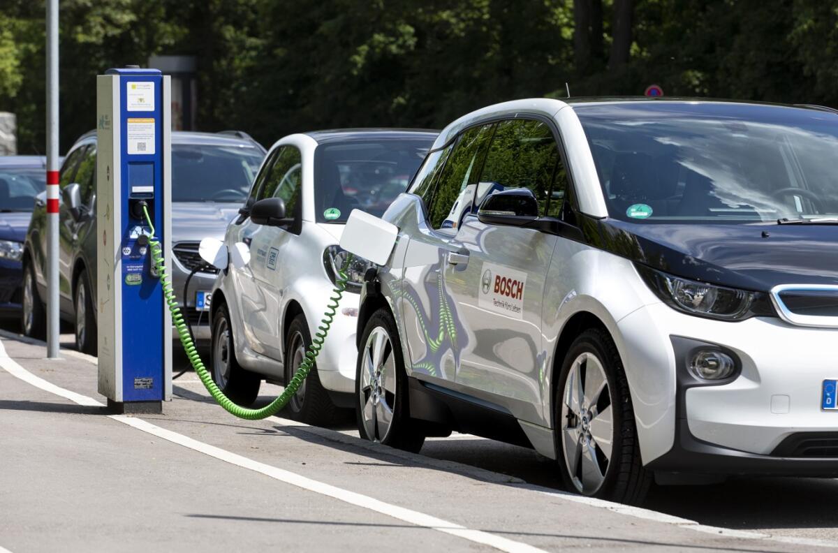 Gli effetti sulle emissioni di CO2 del parco auto elettrico in Italia - Bosch.it