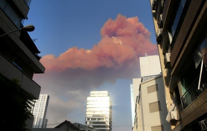 La nube di fumo rossastra derivante dalle esplosioni. Credits: Dailymail