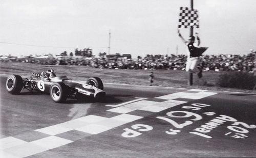 L'arrivo al traguardo di Jim Clark con la sospensione posteriore destra fuori sede