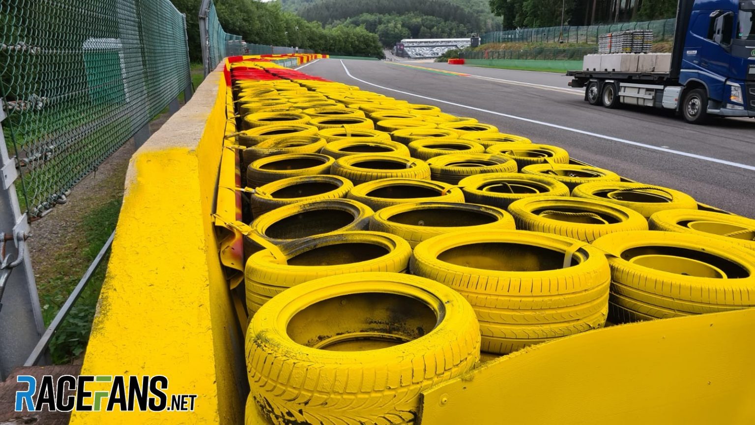Le modifiche apportate alla barriera: allungato il tratto costituito da 4 file di gomme