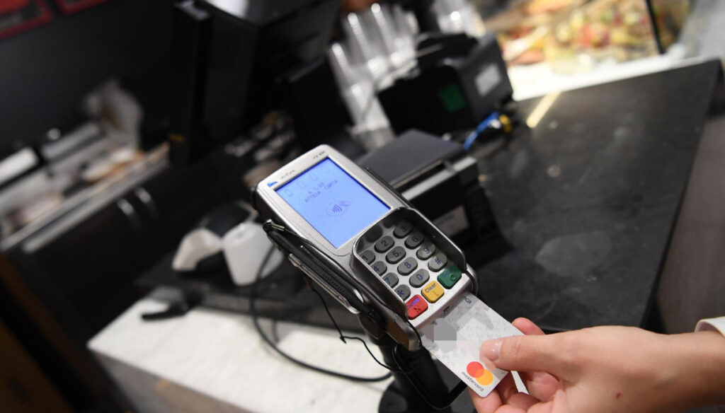 Pagamenti col POS. Bonus in arrivo. Fonte: quifinanza.it