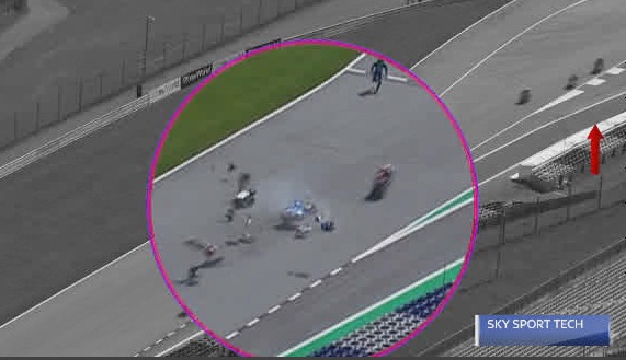 Fotogramma che mostra il momento dell'impatto tra le due moto durante la gara di Moto2