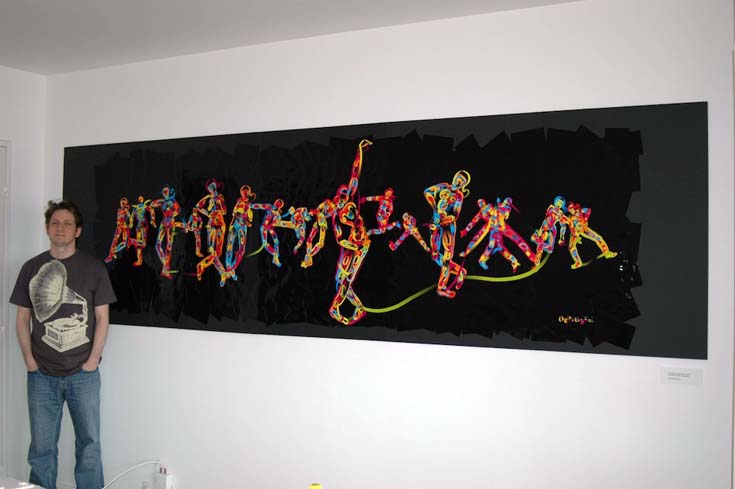 Simon Colton accanto a The Dancing Salesman Problem, il quadro realizzato dal software dopo aver imparato le "grammatiche visive" del corpo umano. Credits: www.thepaintingfool.com