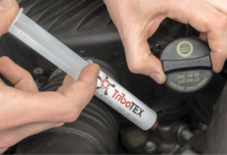 Il prodotto TriboTEX viene applicato direttamente su un motore caldo e provvede alla riparazione del danno nel tempoCredits: TriboTEX