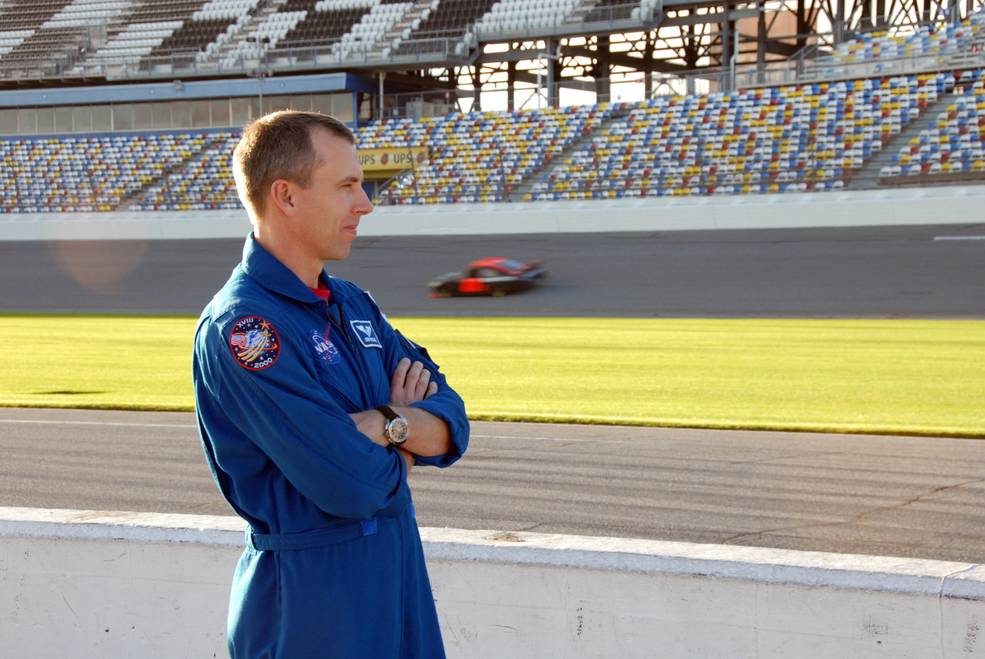 Astronauta NASA Andrew Feustel che guarda il NASCAR presso il circuito di Daytona nel 2008Credits: NASA