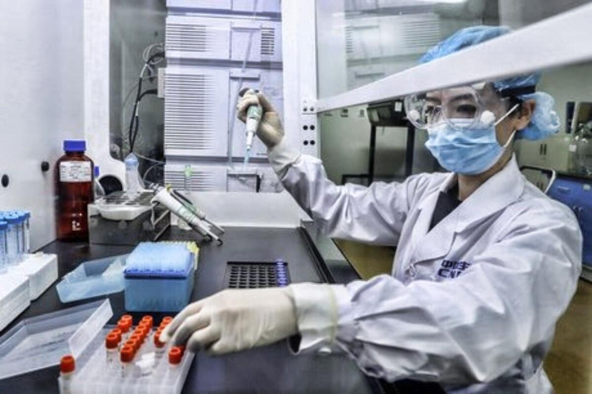 Brucellosi: fuga batteriologica in Cina, oltre tremila infetti - Operatrice in un laboratorio biologico