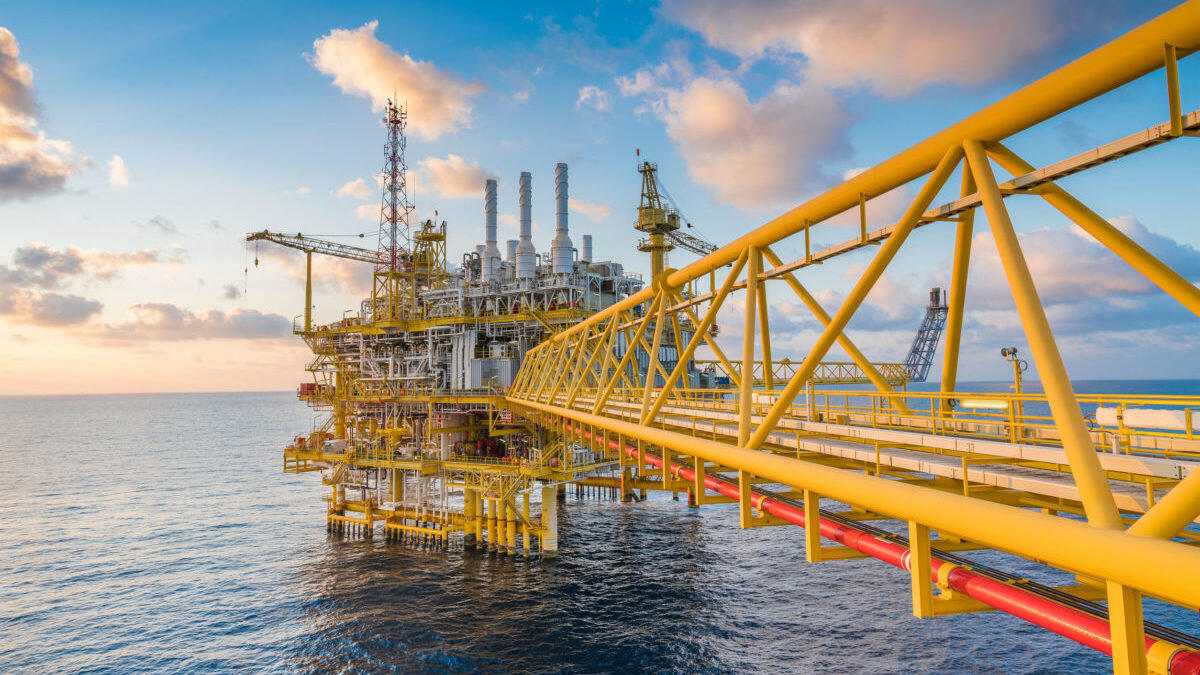 Impianto Di Propulsione di una AHTS - Offshore oil and gas central processing platform in sun set which comprised of gases dehydration, compression, and three phase separator to treat and sent to inshore.