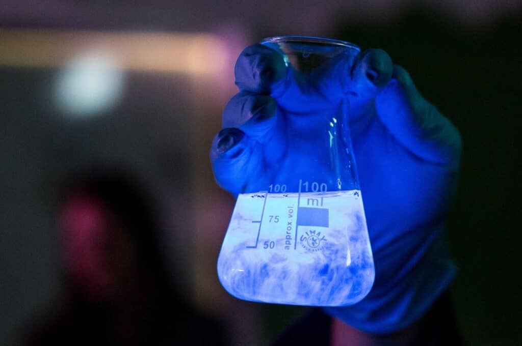 Una beuta contenente luminol, esempio di chemiluminescenza. Credits: Flowers and Forensics