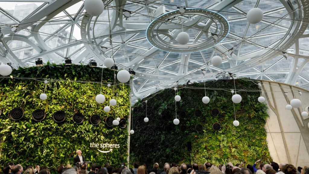 The Spheres, le sfere di vetro immerse nel verde sede di Amazon